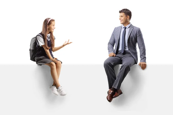 女子高生と男が白い背景に隔離された会話をしている — ストック写真