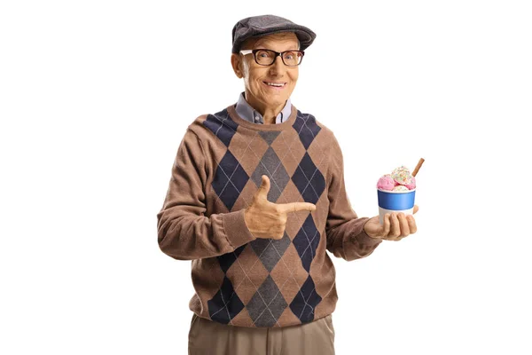 Anciano Sosteniendo Helado Una Taza Papel Apuntando Aislado Sobre Fondo —  Fotos de Stock