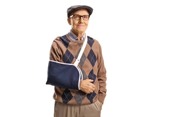 Oudere Man Met Een Gebroken Arm Draagt Een Spalk Geïsoleerd — Stockfoto