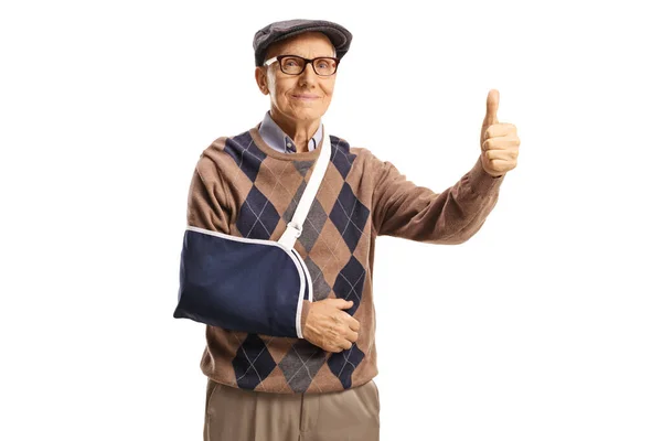 Oudere Man Met Een Arm Spalk Gebaren Een Duim Omhoog — Stockfoto