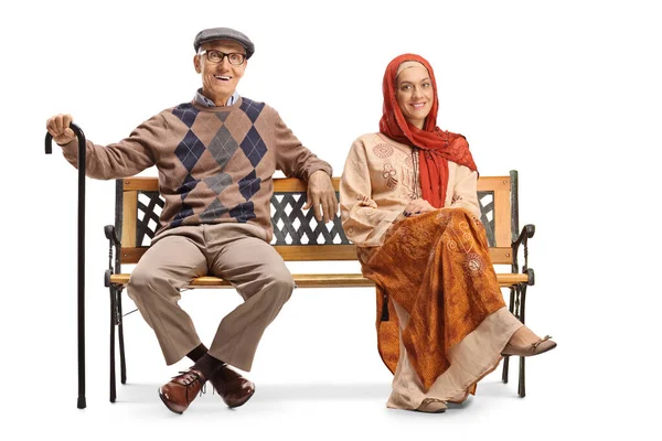 Mladá Žena Etnickém Oblečení Hidžáb Starší Muž Sedí Lavičce Izolované — Stock fotografie