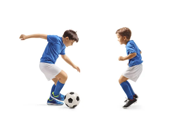 Dos Chicos Camiseta Fútbol Jugando Con Una Pelota Aislada Sobre — Foto de Stock