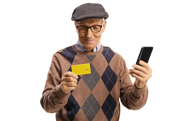 Veselý Starší Muž Pomocí Smartphonu Kreditní Karty Izolované Bílém Pozadí — Stock fotografie