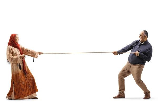 Полнометражный Снимок Женщины Носящей Хиджаб Взрослого Мужчины Тянущего Веревку Белом — стоковое фото
