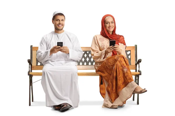 Mladý Muslim Muž Žena Drží Smartphony Sedí Lavičce Usmívá Kameru — Stock fotografie