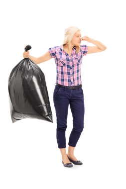 kadın holding kokmuş çöp torbası