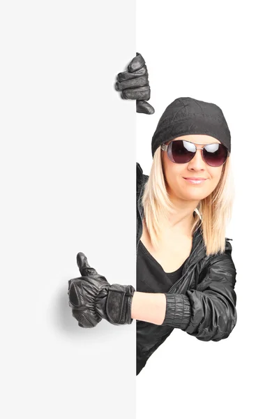 Biker femminile dando pollice in su — Foto Stock