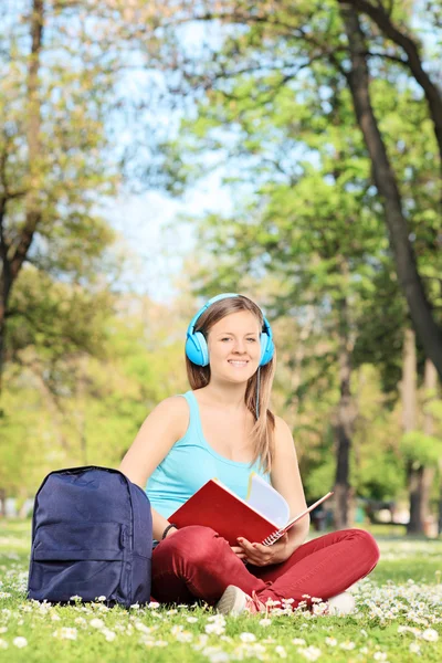 Studente donna che studia nel campus — Foto Stock