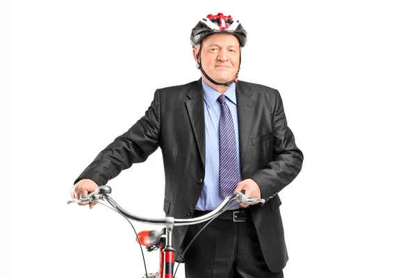 Reifer Geschäftsmann mit Fahrrad — Stockfoto