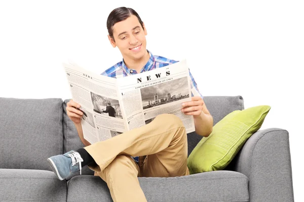 Mann liest Nachrichten auf Sofa — Stockfoto