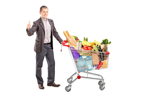 Man met kar vol met boodschappen — Stockfoto