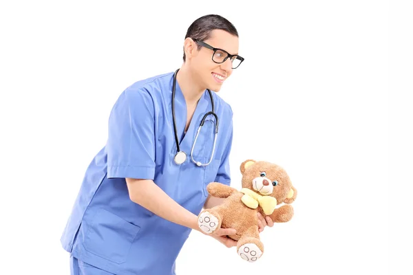 Homme médecin donnant ours en peluche — Photo