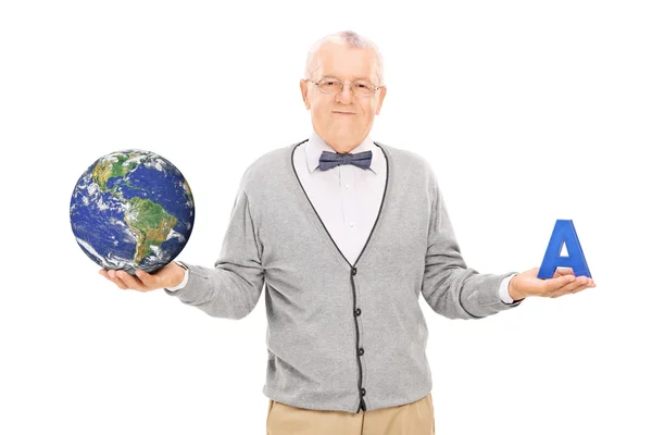 Geografie-Professor mit Globus — Stockfoto