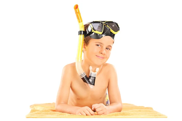 Boy with snorkel on towel — Stockfoto