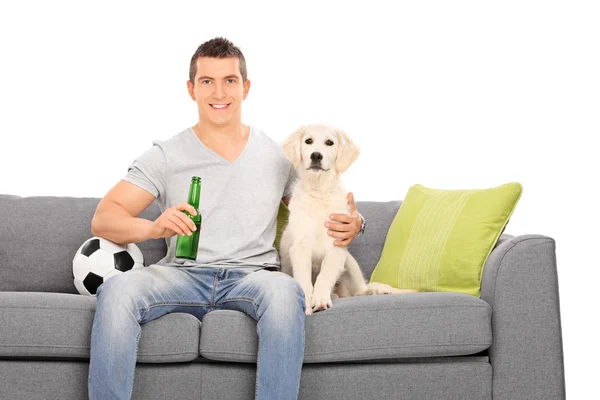 Man met puppy en voetbal — Stockfoto