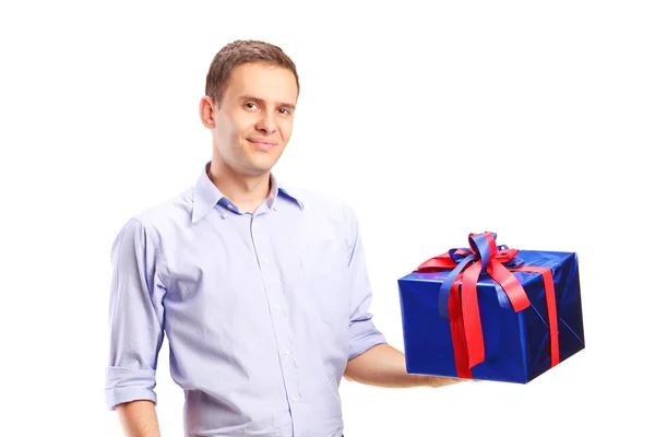 Kerl mit großem Geschenk — Stockfoto