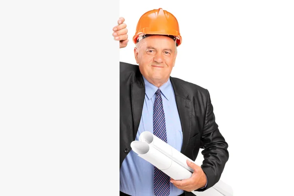 Stavební dělník, stojící za panelem — Stock fotografie