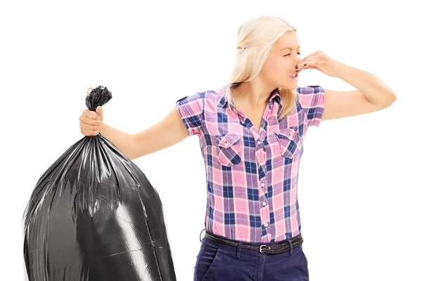 Vrouw bedrijf stinkende vuilniszak — Stockfoto