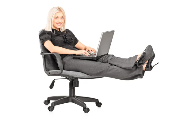 Mujer de negocios casual que trabaja en el ordenador portátil — Foto de Stock