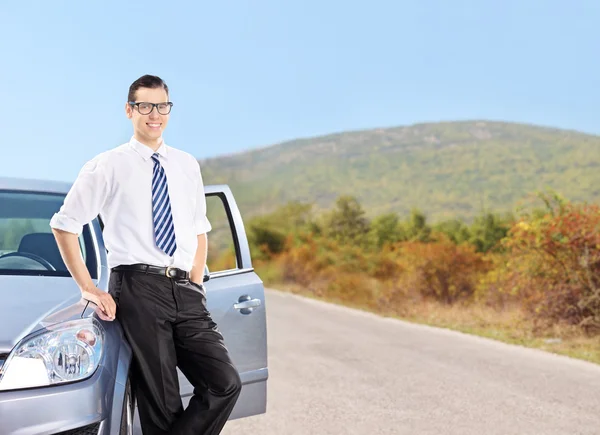 Young man standing by car — Stock Photo, Image