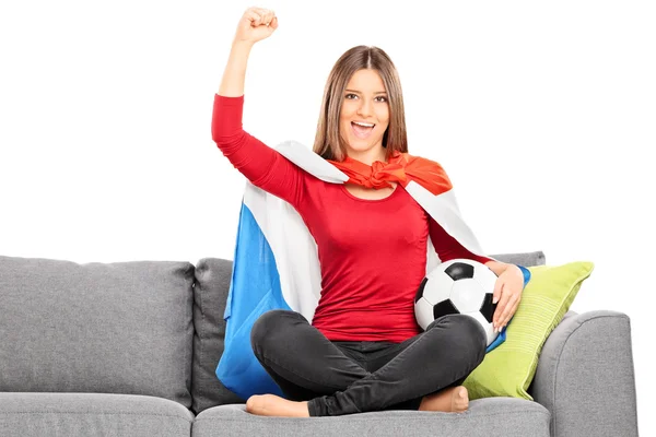 女性体育迷欢呼在沙发上 — 图库照片