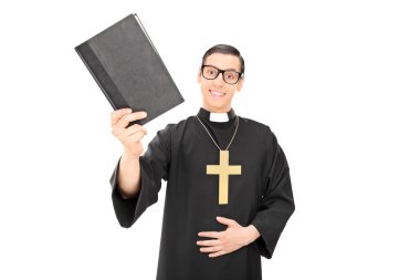 Genç papaz holding kutsal İncil