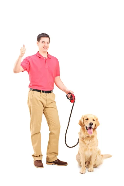 Homem com cão dando o polegar para cima — Fotografia de Stock