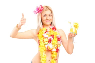 Hawaii kostüm kokteyl içme içinde kadın