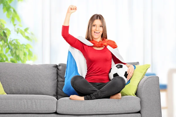 Ventilador femenino animando en sofá — Foto de Stock