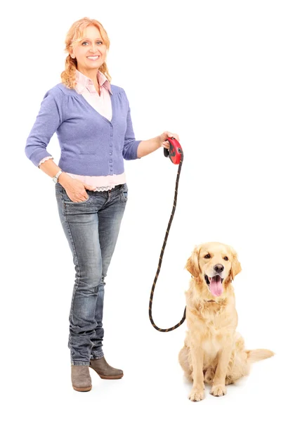 Volwassen dame bedrijf hond op lijn — Stockfoto