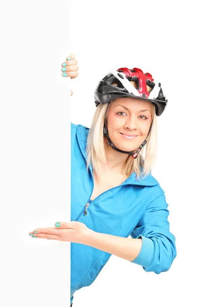 Motociclista femminile dietro pannello — Foto Stock