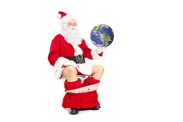 抱着这个星球的圣诞老人 — 图库照片