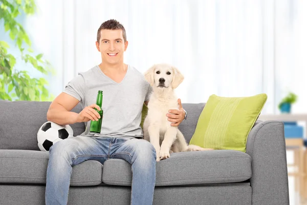 Homem com cão no sofá — Fotografia de Stock