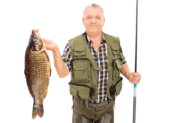 Pescador maduro sosteniendo peces grandes — Foto de Stock