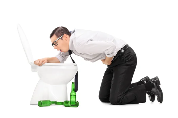 Ivre homme vomissant dans les toilettes — Photo