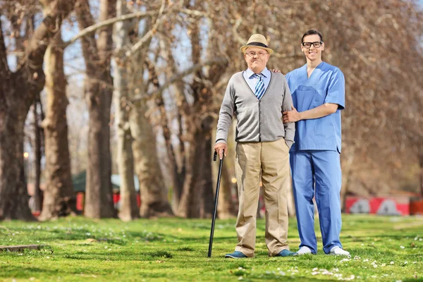 Äldre man och male sjuksköterska — Stockfoto