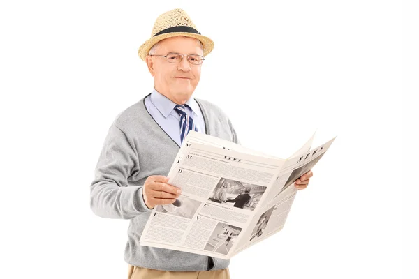 Senior Herr hält Zeitung in der Hand — Stockfoto