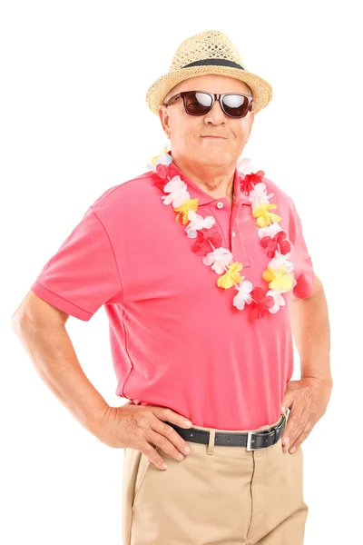 Homme sénior détendu avec des lunettes de soleil — Photo