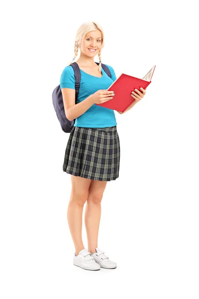 Estudante do sexo feminino leitura de caderno — Fotografia de Stock