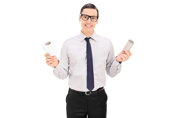 Hombre sosteniendo rollos de papel higiénico — Foto de Stock