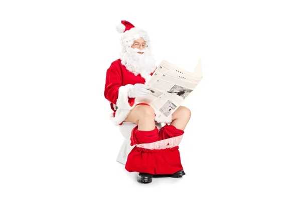 Santa lecture de journal sur les toilettes — Photo