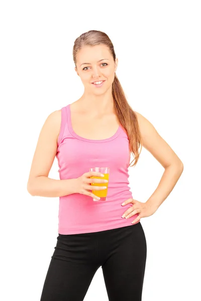 Frau hält Glas Orangensaft in der Hand — Stockfoto