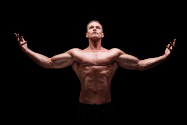 kaslı adam elleriyle işaret