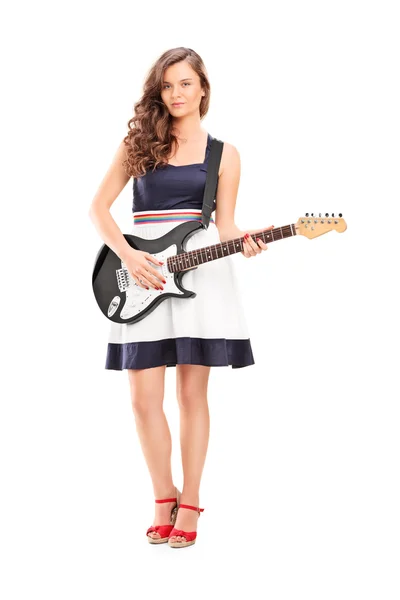 Mulher na moda segurando guitarra elétrica — Fotografia de Stock