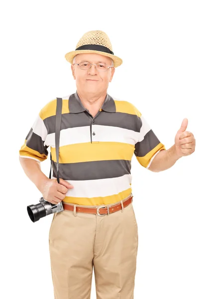 Maduro turista dando pulgar hacia arriba — Foto de Stock