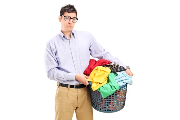 Genç adam tutarak çamaşır sepeti — Stok fotoğraf