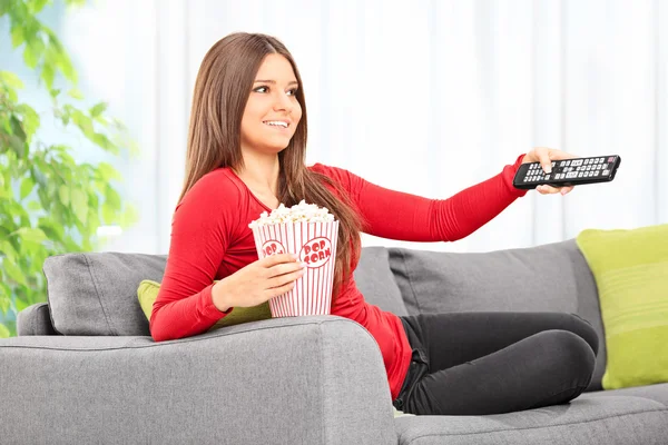 Mujer viendo televisión en el sofá — Foto de Stock