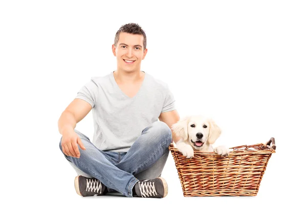 Muž s štěně na podlahu — Stock fotografie