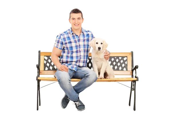 Homme sur banc avec chiot — Photo