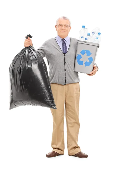 Senior holding recycleren bin en vuilnis — Stockfoto